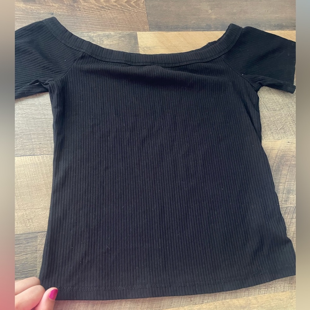 I’m selling this black ribbed old navy off the shoulder top! Size: Medium 🖤
